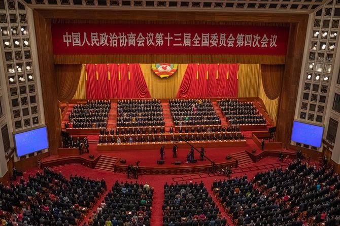 2021年3月10日、中国・北京の人民大会堂で開催された中国人民政治協商会議（CPPCC）の閉会式に出席する習近平国家主席、李克強首相ら。