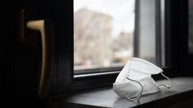 玄関ドアの横に使い捨てのマスク