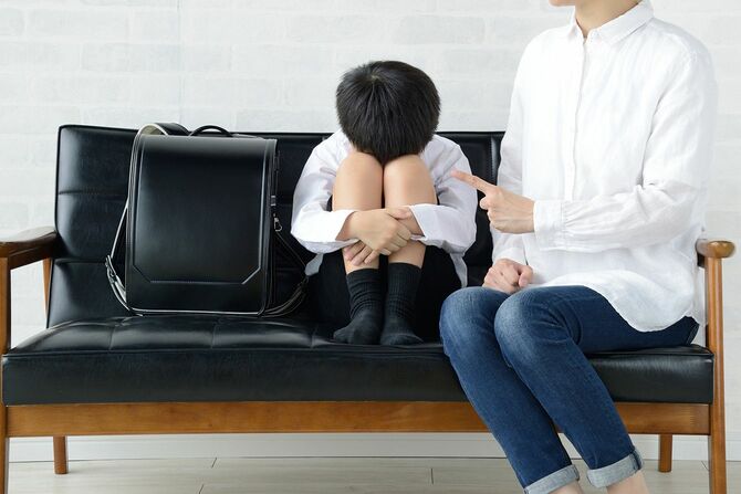 リビングルームで母親に怒られる子ども