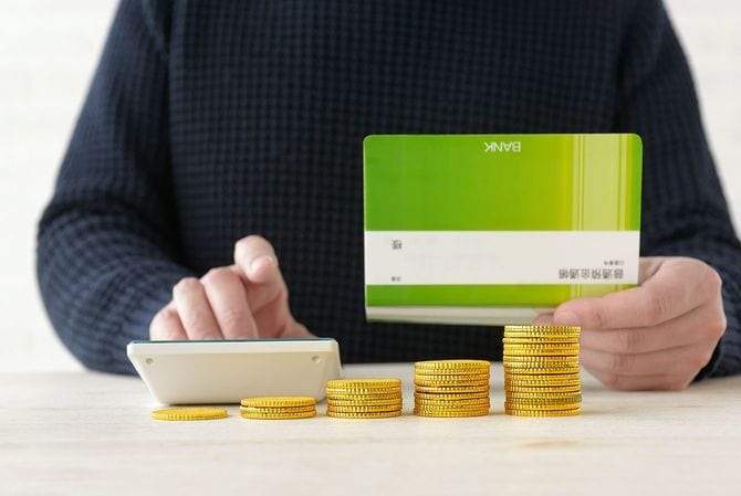 貯金通帳と電卓