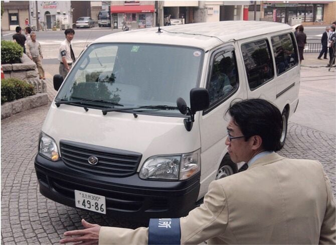 北九州市の監禁・殺人事件 福岡地裁小倉支部に入る松永太被告を乗せたとみられる車=2003年5月21日午前10時22分