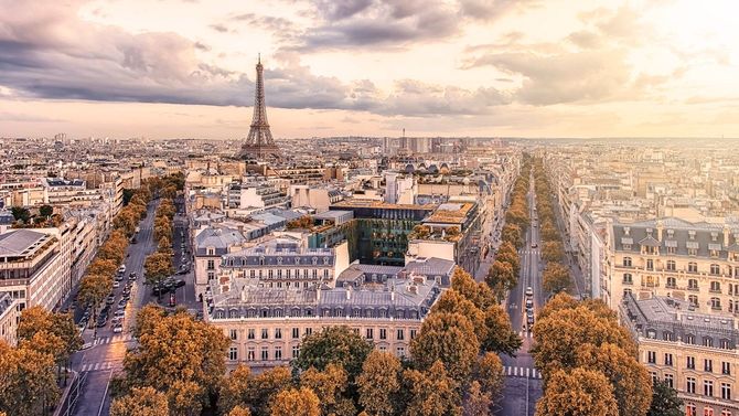 夕暮れ時のパリ