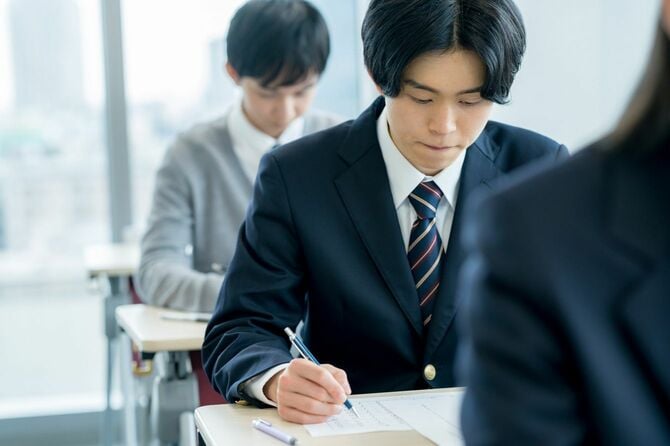 硬い表情でテストを受ける学生