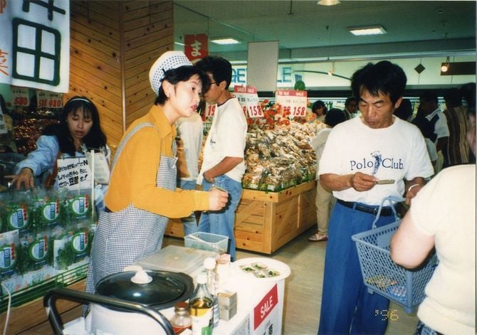 量販店での試食販売の様子。豆苗が知られていなかった当時、生産現場や研究開発部のスタッフも含め全社員が店頭に立った。