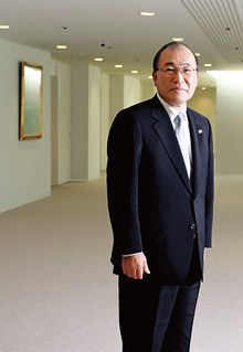 <strong>東芝取締役代表執行役社長 西田厚聰</strong><br>1943年、三重県生まれ。68年早大第一政治経済学部卒。<br>70年東京大学大学院法学政治学研究科修士課程修了。73年東京芝浦電気(現・東芝)イラン現地法人入社。75年東京芝浦電気入社。84年東芝ヨーロッパ上級副社長、92年東芝アメリカ情報システム社社長、95年東芝パソコン事業部長、97年取締役、98年常務、2003年同取締役執行専務などを経て05年6月から現職。尾鷲高校時代の世界史教諭が言った「尾鷲湾はテムズ河に通じる」が今でも記憶に残る。