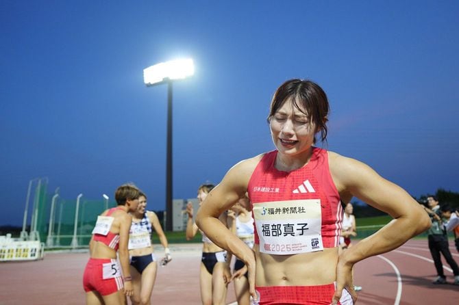 女子100メートル障害決勝のレースを終えた福部真子=2025年8月16日、福井県営陸上競技場