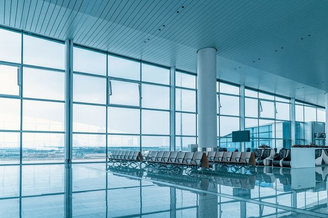 無人の空港ターミナル待合室