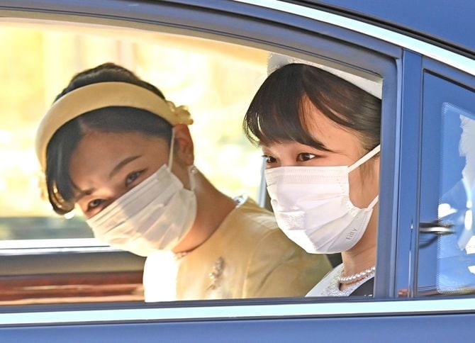 「立皇嗣の礼」祝賀行事のため、皇居に入られる秋篠宮家の長女眞子さまと次女佳子さま＝2020年11月10日、皇居・半蔵門［代表撮影］