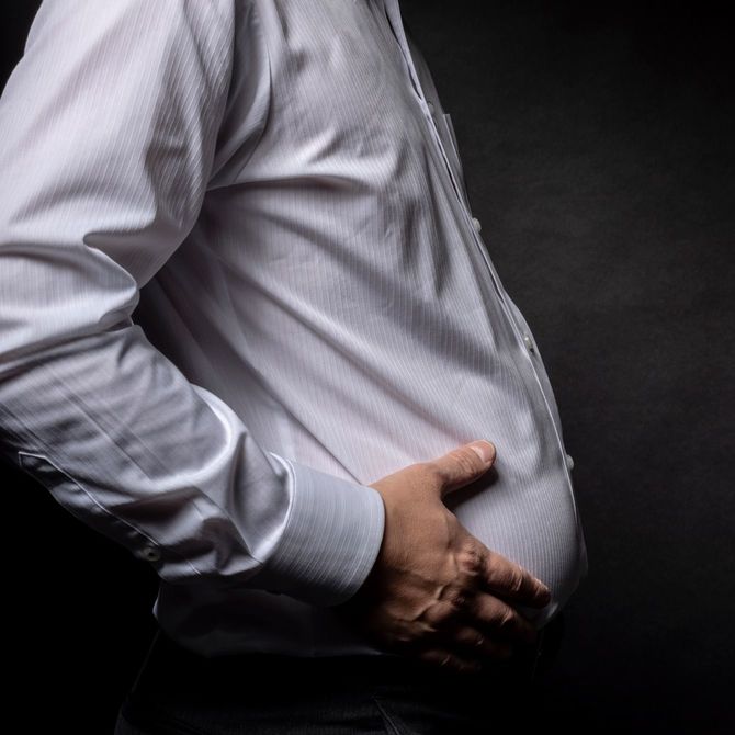 太った腹を気にする男性