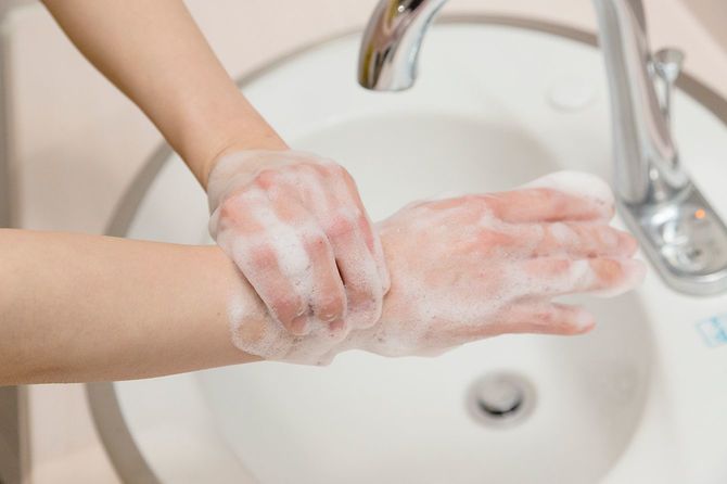 両手首もていねいにこする