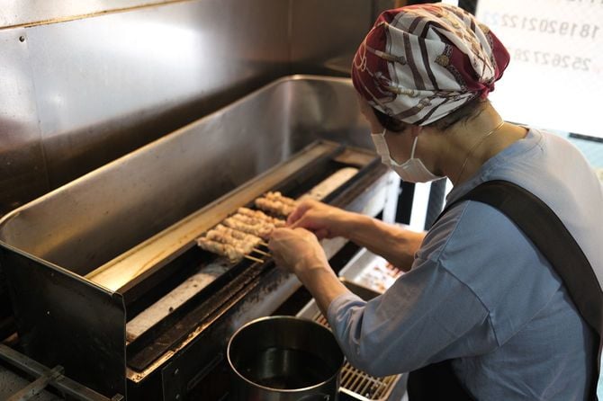 焼き鳥を焼く徳田さん