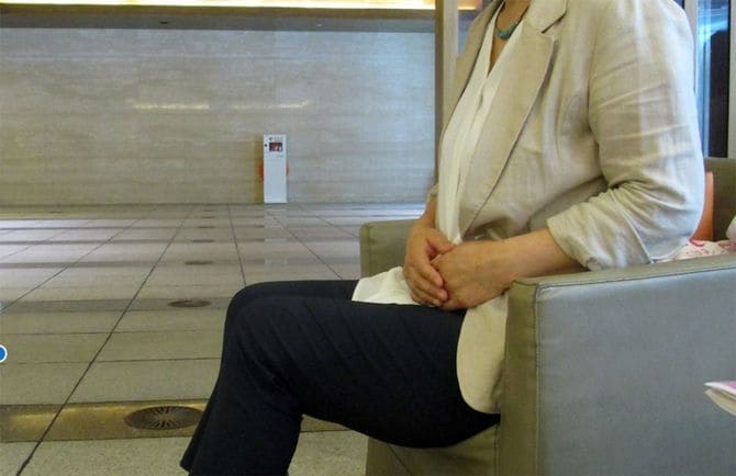 インタビューに応じるA子さん。