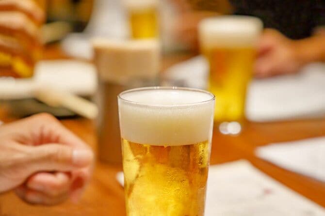 飲み会での乾杯シーン