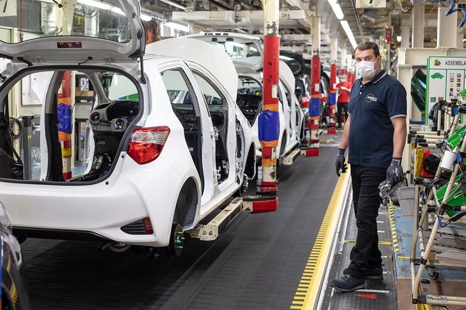 2020年、4月29日、フランス・ヴァランシエンヌのトヨタ工場でフェイスマスクを着用した作業員が作業を行っている。ヴァランシエンヌのトヨタ工場では、4月23日から流行の予防のための取り組みを行い、生産を再開している。