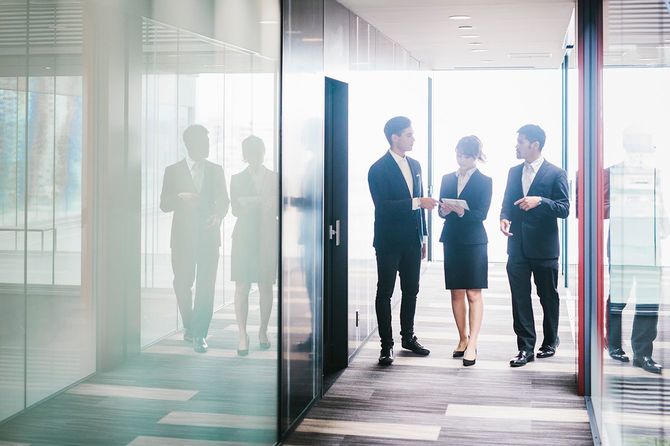 オフィスでの3人の起業家