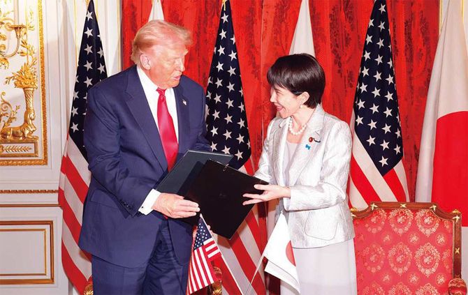 日米首脳会談でのドナルド・トランプ大統領（左）と高市早苗首相。