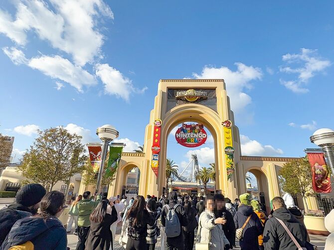 大阪のユニバーサル・スタジオ・ジャパンに入場する群衆