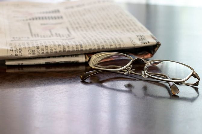 メガネと新聞