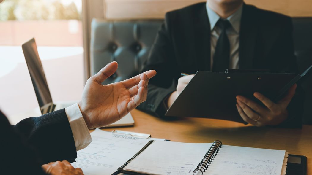 これで業績悪化した会社が自然と浮上する…経営コンサルが毎日ノルマ化して発していた"5文字の言葉" 携帯の待ち受け画面やメモに書いて机に貼っていた言葉