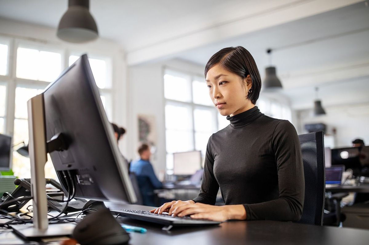 パソコンに向かって仕事をする女性