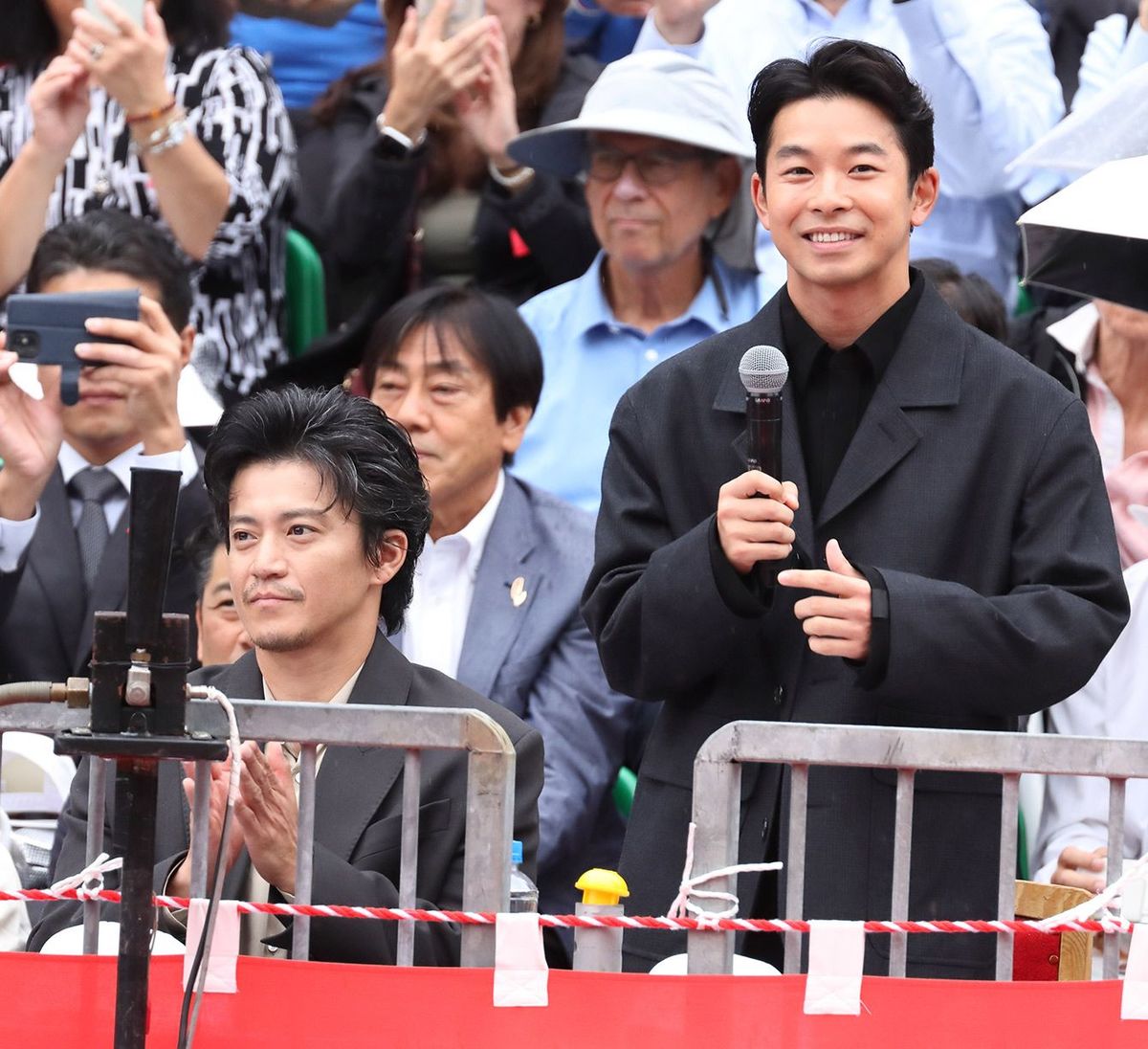 名古屋まつりでパレードに参加した2026年NHK大河ドラマ「豊臣兄弟！」の主人公・秀長役の仲野太賀と織田信長役の小栗旬。奥に秀長役の仲野太賀。2025年10月19日、名古屋市