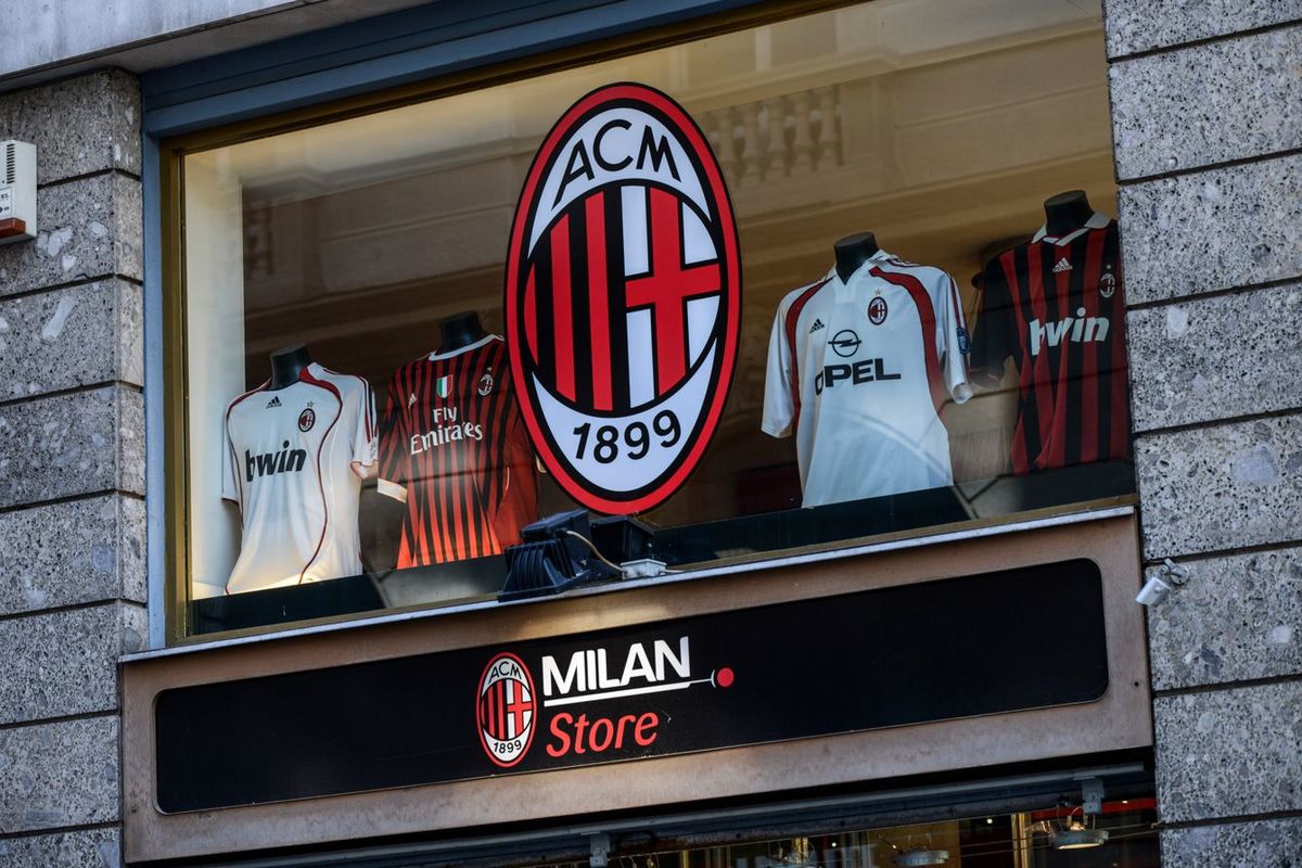 ミラノ市内中心部のACミランサッカークラブの店舗サイン