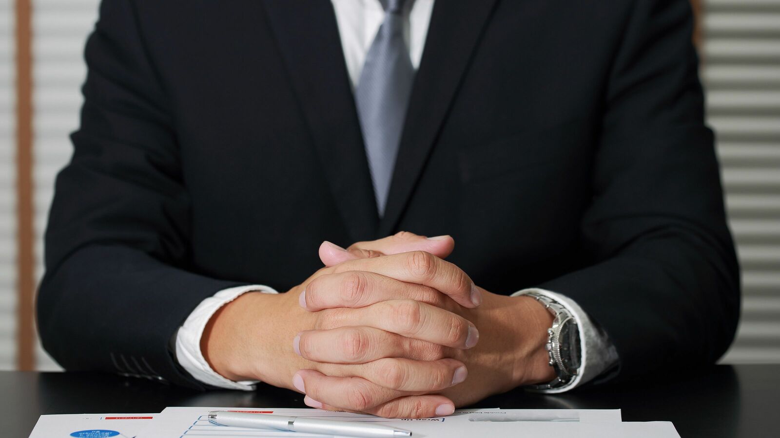 やっぱり"フッ軽でカジュアルな銀行員"は成功しづらい…仕事のデキる人が終始一貫している｢自己演出法｣ ブレない自分の芯に気づくことができるワーク