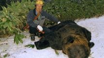 子グマを撃たれ､殺気立つ母グマが2メートル先に…200頭を仕留めたクマ撃ち名人が｢殺られる｣と覚悟した瞬間