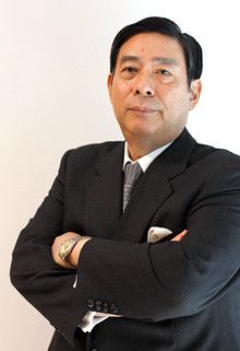 <strong>北尾吉孝●SBIホールディングスCEO</strong><br>1951年、兵庫県出身。74年慶應義塾大学経済学部卒業、同年野村証券入社。78年英国のケンブリッジ大学経済学部卒業。92年野村証券事業法人三部長、95年ソフトバンク常務取締役、99年ソフトバンク・インベストメント（現SBIホールディングス）社長などを経て、現職のSBIホールディングスのCEOに。30代からニューヨーク、ロンドンにある野村の現地法人に出向するなど、国際業務経験も豊富。最新の経済書は英語の原書で読むことが多い。