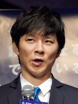 「2014年度ジョージア魂賞」の表彰式で司会をするタレントの渡部建さん（東京都港区のグランドプリンスホテル高輪＝2014年11月27日）