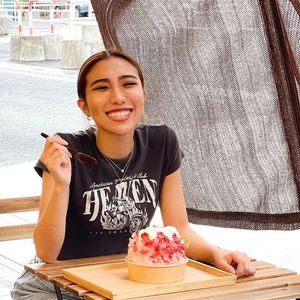 かき氷を前にした笑顔の榊さん。かき氷は口コミで広まり店先に行列ができるようになった