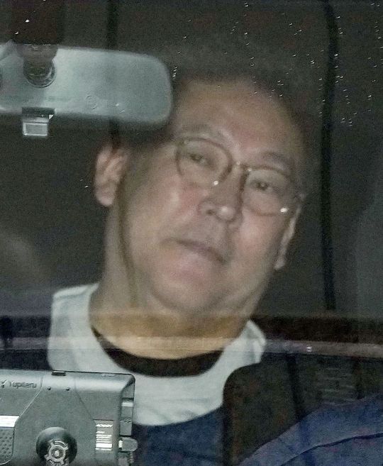 送検のため兵庫県警本部を出る「NHKから国民を守る党」党首の立花孝志容疑者＝10日午前9時42分