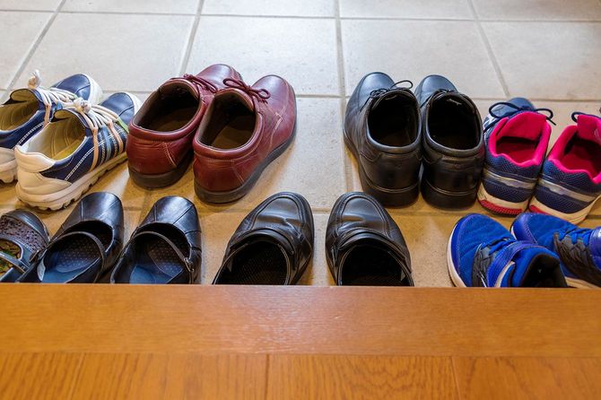 入り口にたくさんの靴
