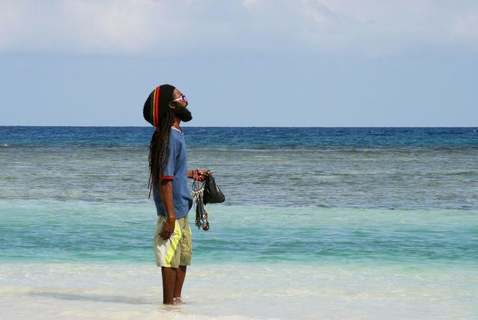 海を眺めるジャマイカ人