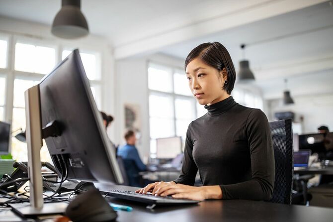 パソコンに向かって仕事をする女性