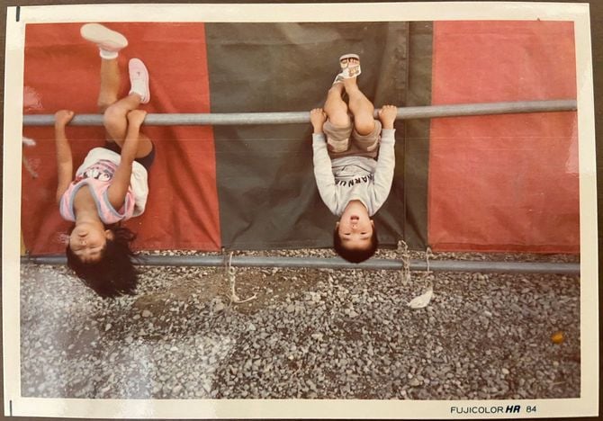 サーカスに設置された鉄パイプで遊ぶ4歳の筆者と友達。