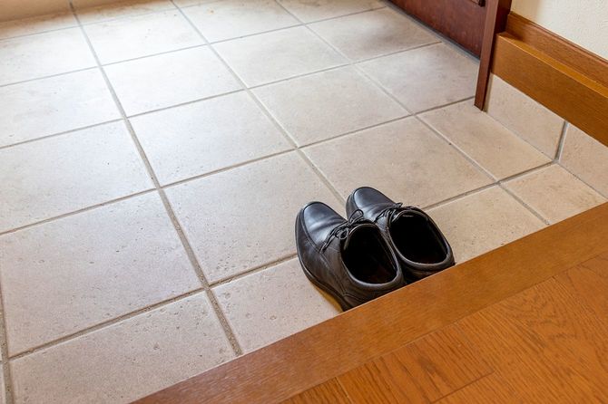 1足だけ靴が置いてある玄関のイメージ