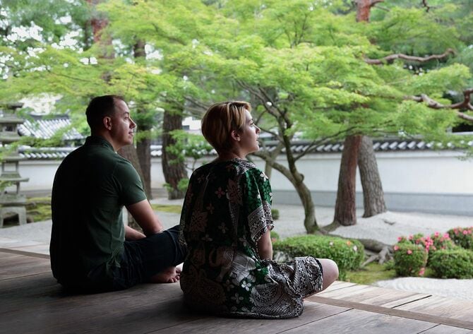 日本の寺院で観光客がリラックス