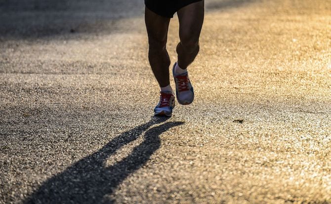 ジョギングする人の足
