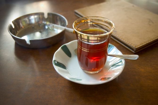 トルコ紅茶と紙巻きたばこ