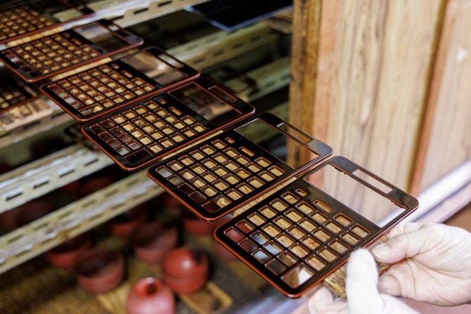 漆塗りのため、電卓専用の治具も製作した
