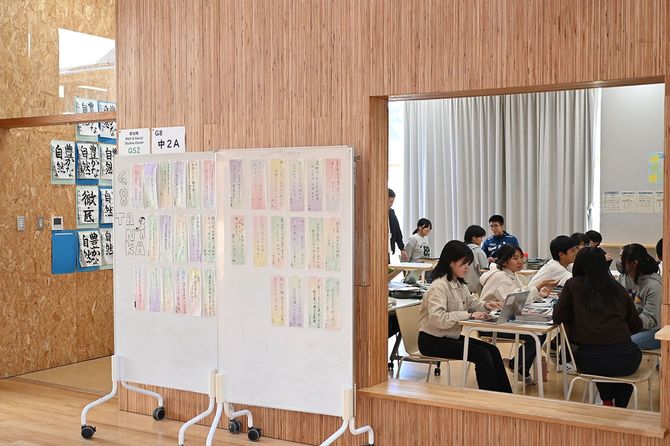 授業の様子。一般的な「生徒が先生に向かって座る」ことはあまりないという。