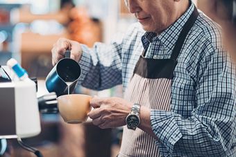 コーヒーを注ぐ高齢男性