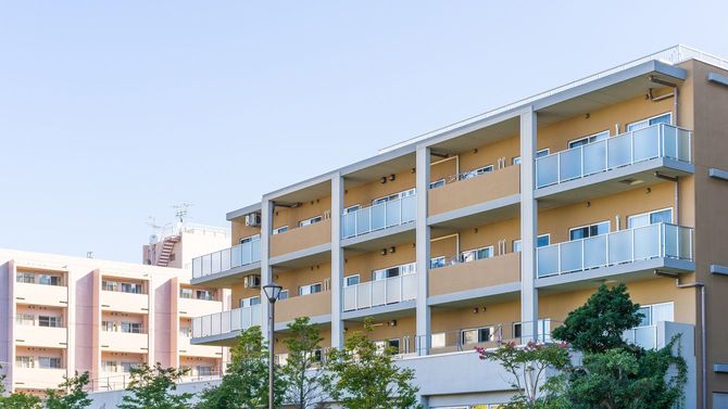 青空とアパートメント