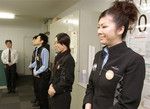 笑顔のために筋肉を鍛えるのは、笑うことより難しい。朝礼では間近で奇妙な表情を直視することに。