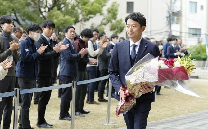 兵庫県庁での就任式を終え、職員から拍手を受ける斎藤元彦知事=2024年11月19日午前