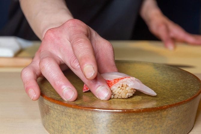 握った寿司を出す板前の手