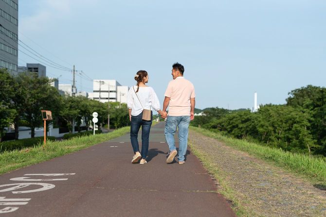 手をつないでいるカップル