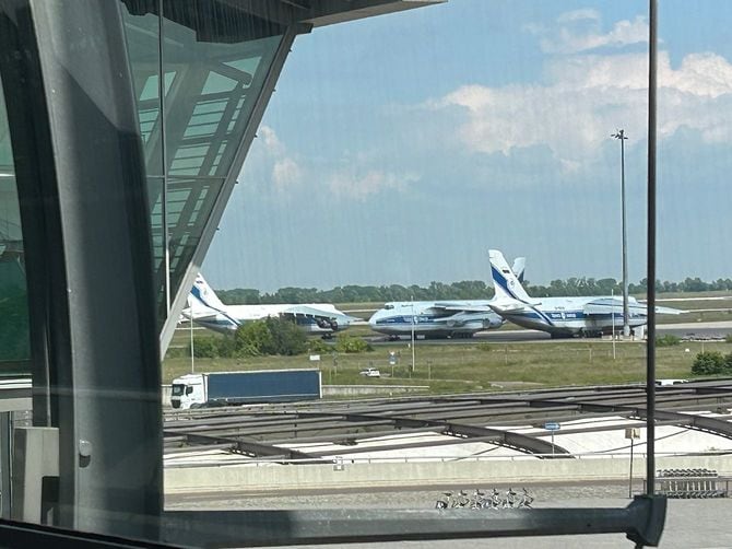 ライプツィヒ・ハレ空港の滑走路に留め置かれているヴォルガ・ドニエプル航空所有の貨物機「An-124」