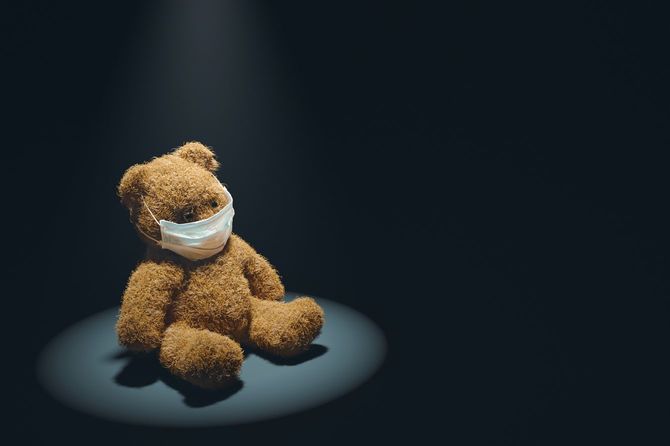 マスクを着けたテディベア